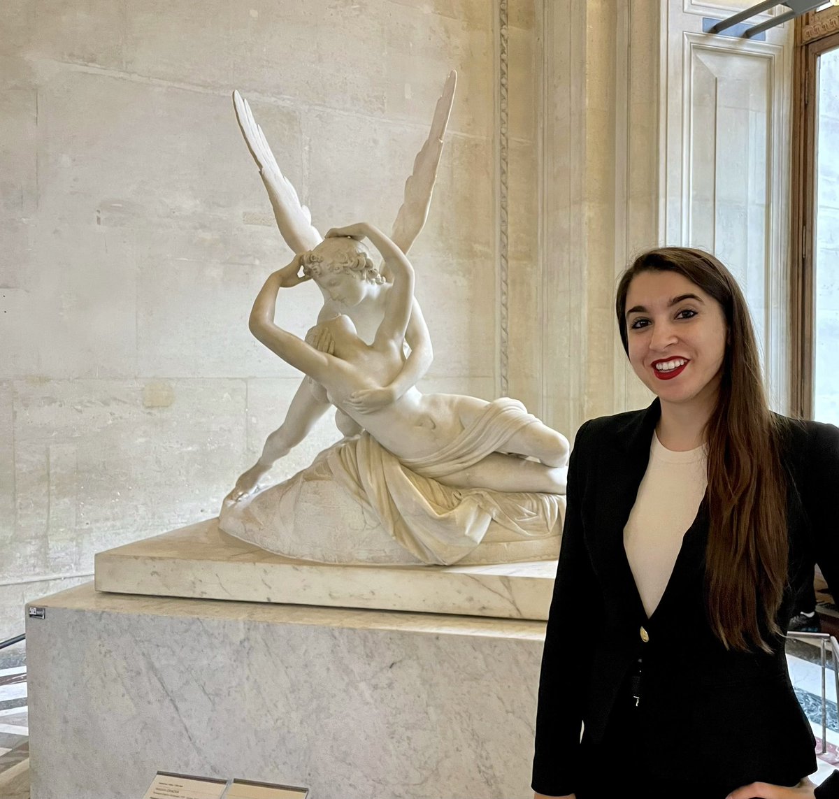 I_Brigido's tweet image. Debe de llamarse la ciudad del amor porque todo el mundo deja una parte de su corazón aquí. La mía se quedó en el Louvre y vengo a visitarla cada vez que vuelvo❤️.
#louvre #victoiredesamothrace #nike #monalisa #davinci #venus #milo #psique #eros #canova #escriba #art #love #paris