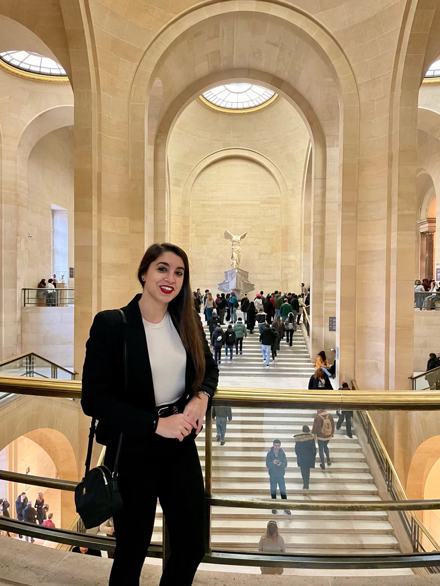 I_Brigido's tweet image. Debe de llamarse la ciudad del amor porque todo el mundo deja una parte de su corazón aquí. La mía se quedó en el Louvre y vengo a visitarla cada vez que vuelvo❤️.
#louvre #victoiredesamothrace #nike #monalisa #davinci #venus #milo #psique #eros #canova #escriba #art #love #paris