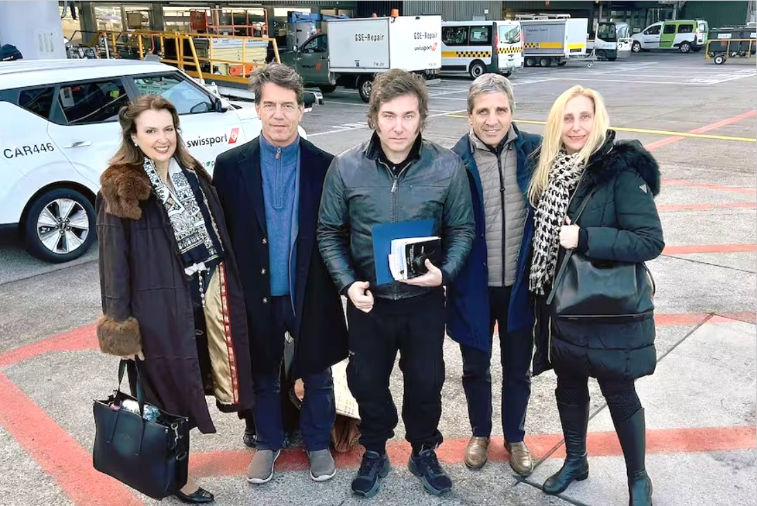 codiguillos's tweet photo. Milei viajó en vuelo comercial para ahorrar dinero a su país. 

No llevó una gran comitiva. Solo 4 personas le acompañan. 

No gastó millones de dólares para alquilar una casa en Davos y promocionar, supuestamente, a Argentina. 

Aún así, acaparó la atención del mundo gracias a su discurso estructurado y coherente.

Diferencias...