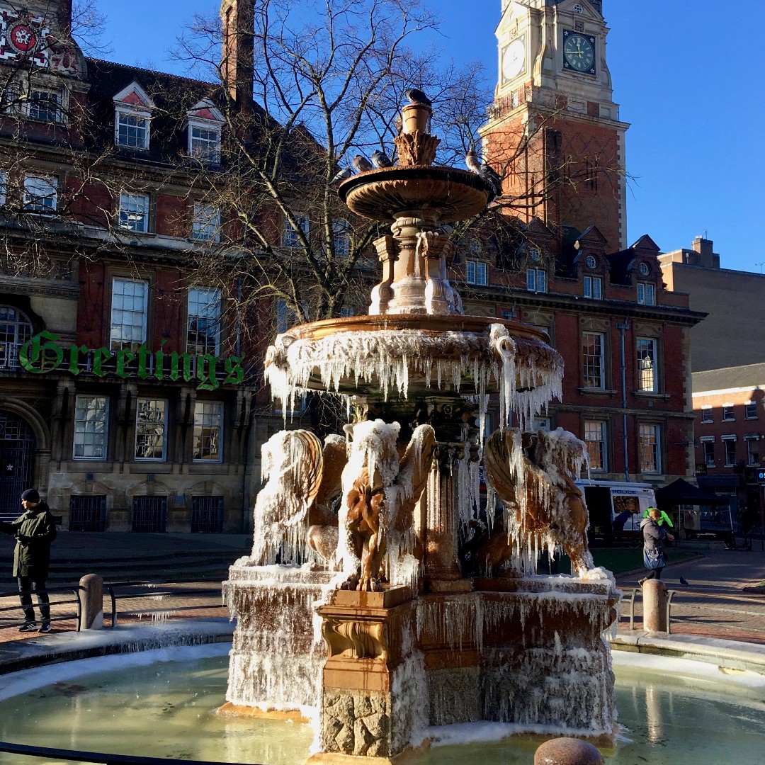 It's cold in #Leicester today! Here's Leicester Town Hall Square's frozen fountain in 1991, and looking glorious in the sunshine today. #ThrowbackThursday