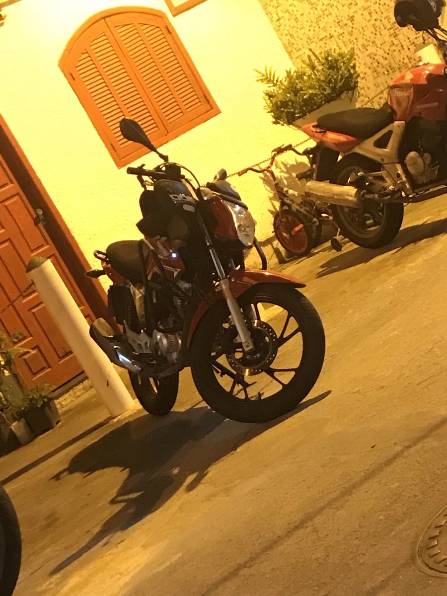 wcvive's tweet photo. Coe rapaziada furtaram minha moto no portão de casa , quem poder está me ajudando a divulgar, a placa da moto é RKF0E66 Fan 160 vermelha, ela está sem o protetor de carenagem e está com uma blusa preta no tanque !! https://t.co/LbMDgyc4oe