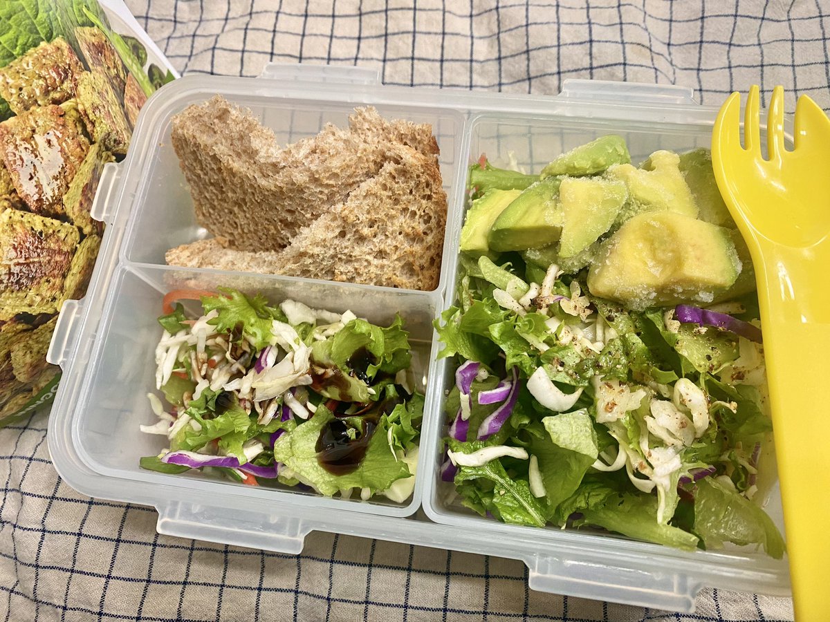 아르토스 통밀빵, 샐러드, 이노센트 식물성큐브 매콤깻잎맛입니다~
이번에 냉동 아보카도를 처음 사봤는데 시큼한 맛이 나서(산처리를 해서 원래 다 그렇대요) 그냥 먹긴 좀 그렇더라구요😜
먹을 방법을 생각해봐야겠습니다..
늦었지만 밥 잘 챙기시고 건강하세요〰️