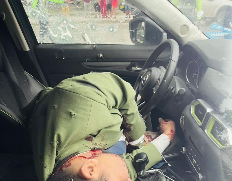 nanana365media's tweet photo. 🔴ECUADOR 🇪🇨| Tragic end for #CesarSuarez, the country prosecutor who was investigating the hostage taking on 9/01 on 🇪🇨 public TV. He was shot dead in his car on Wednesday 18 in Guayaquil (southwest 🇪🇨). Mr. Suarez was trying to find out which gang was behind the hostage taking. https://t.co/A3PvDXpBRe