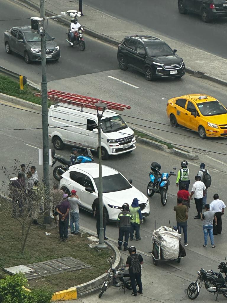 nanana365media's tweet photo. 🔴ECUADOR 🇪🇨| Tragic end for #CesarSuarez, the country prosecutor who was investigating the hostage taking on 9/01 on 🇪🇨 public TV. He was shot dead in his car on Wednesday 18 in Guayaquil (southwest 🇪🇨). Mr. Suarez was trying to find out which gang was behind the hostage taking. https://t.co/A3PvDXpBRe