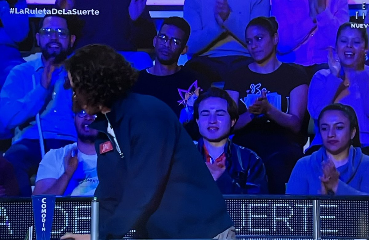 akamepi's tweet photo. Este chico de atrás juraría que salió el otro día en First Dates O.o #LaRuletaDeLaSuerte https://t.co/TgyiqMHaFP