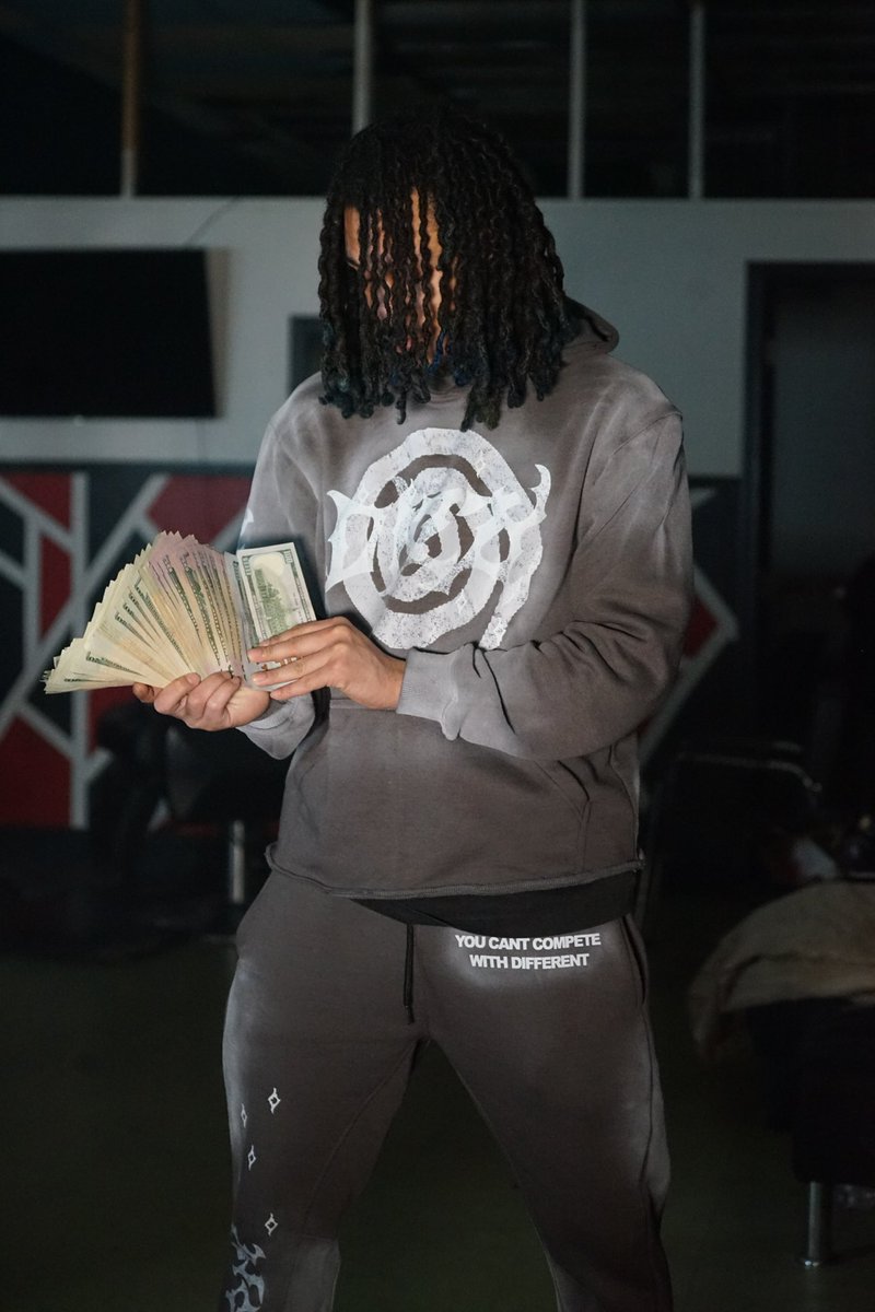 SleazyTy's tweet photo. My brotha Ty really the hardest 📸man in Detroit @rollahdicetv 🔥 https://t.co/CUzy4AOQu4