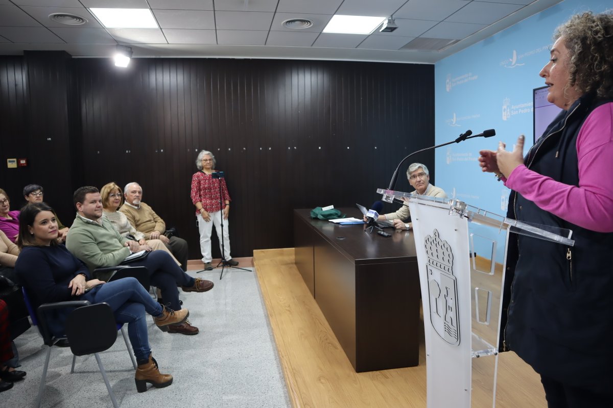 Ayto_Pinatar's tweet photo. 𝐒𝐚𝐧 𝐏𝐞𝐝𝐫𝐨 𝐒𝐞𝐧𝐢𝐨𝐫 𝐓𝐕 Juan Herrera, coordinador de San Pedro Senior TV de @amuvim ,  en los Hogares de Pensionista, ha presentado el taller sobre digitalización con la creación de canal de YouTube que puede verse en

https://t.co/fvtmBEylTr 

https://t.co/vgtKdLMZ2Y https://t.co/LNBq0axuB7