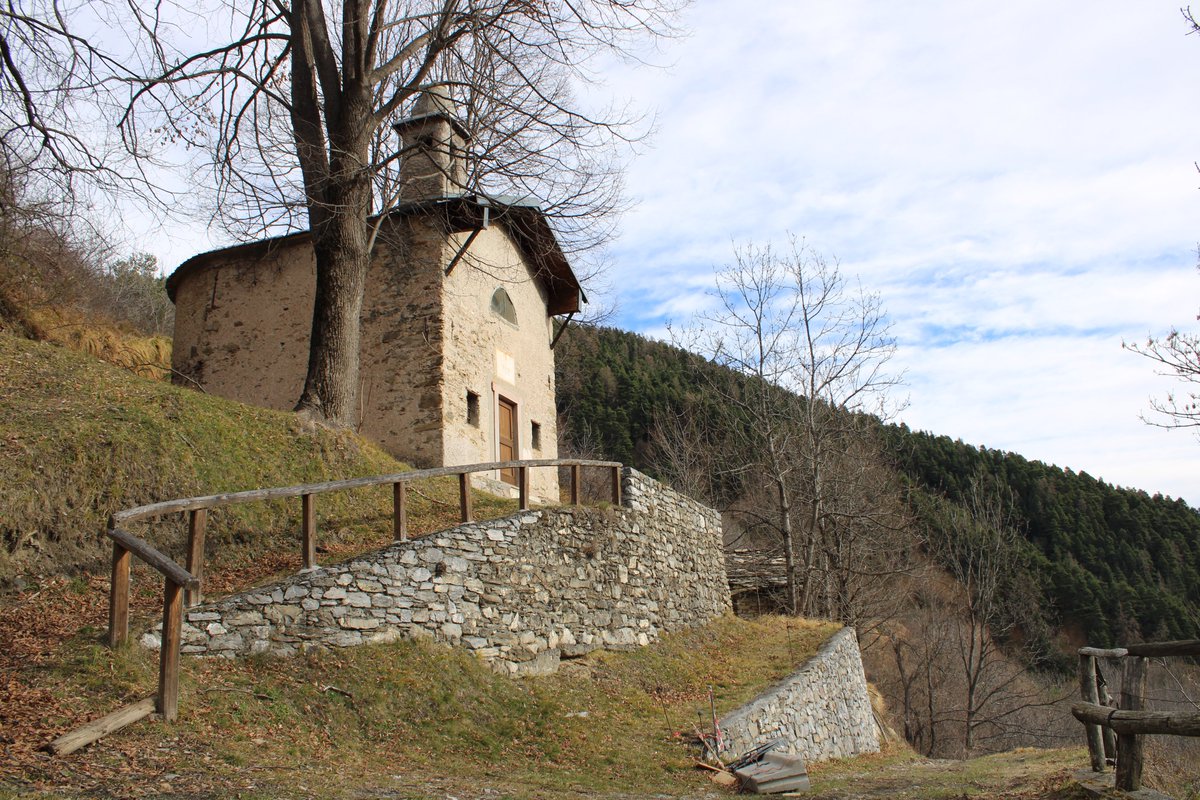 ParcoAlpiLiguri's tweet photo. #borghisvelati nel #parcoalpiliguri – A 1.350 m. di altitudine, immersa nei boschi, si trova la località Le Salse, frazione di #Mendatica. La tranquillità del luogo e la bellezza del paesaggio alpino incontaminato😍 rendono questa meta ideale per escursioni piedi o in bicicletta. https://t.co/ge3tAD1tTn