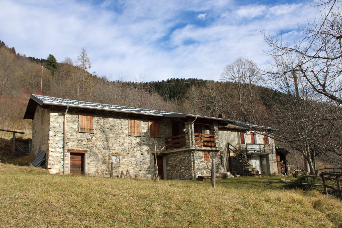 ParcoAlpiLiguri's tweet photo. #borghisvelati nel #parcoalpiliguri – A 1.350 m. di altitudine, immersa nei boschi, si trova la località Le Salse, frazione di #Mendatica. La tranquillità del luogo e la bellezza del paesaggio alpino incontaminato😍 rendono questa meta ideale per escursioni piedi o in bicicletta. https://t.co/ge3tAD1tTn