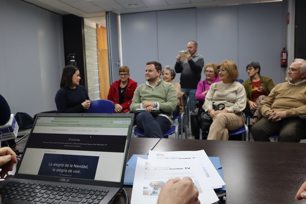 𝐒𝐚𝐧 𝐏𝐞𝐝𝐫𝐨 𝐒𝐞𝐧𝐢𝐨𝐫 𝐓𝐕 Juan Herrera, coordinador de San Pedro Senior TV de <a href="/amuvim/">amuvim</a> ,  en los Hogares de Pensionista, ha presentado el taller sobre digitalización con la creación de canal de YouTube que puede verse en

sanpedrosenior.wixsite.com/sanpedrosenior… 

tinyurl.com/ymk3hop2