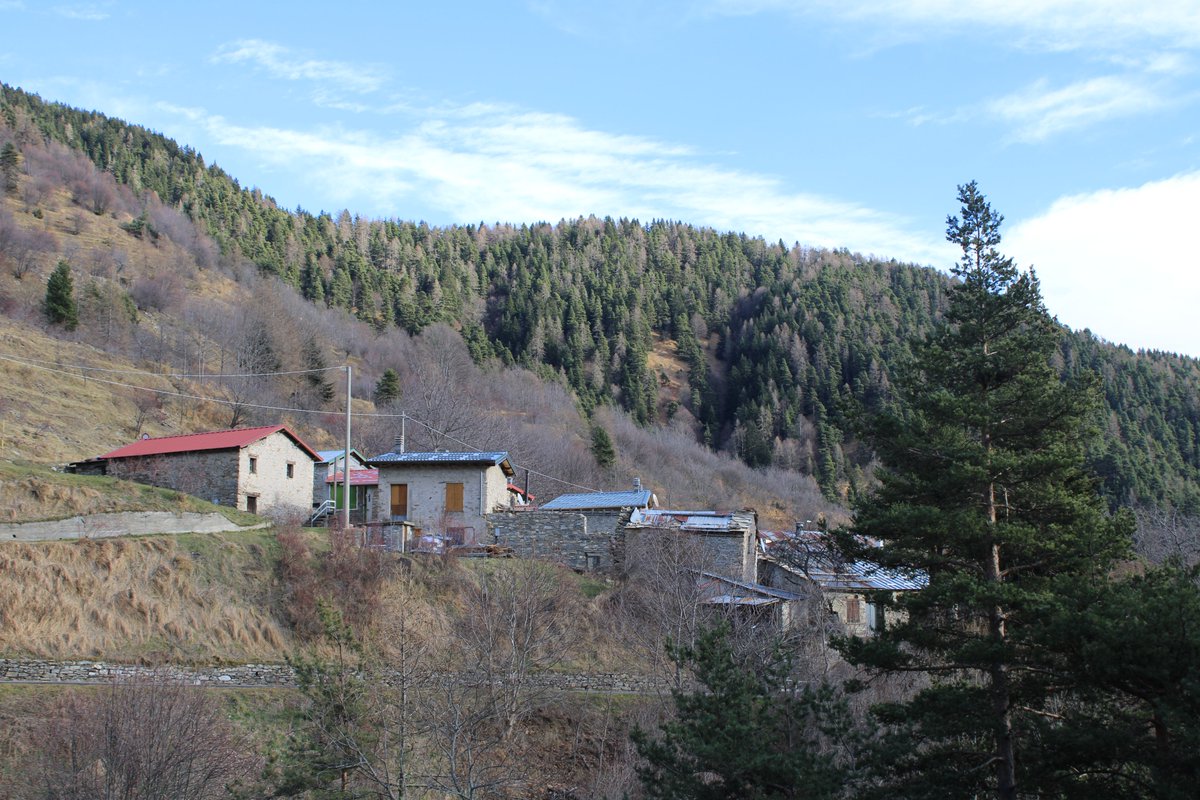 ParcoAlpiLiguri's tweet photo. #borghisvelati nel #parcoalpiliguri – A 1.350 m. di altitudine, immersa nei boschi, si trova la località Le Salse, frazione di #Mendatica. La tranquillità del luogo e la bellezza del paesaggio alpino incontaminato😍 rendono questa meta ideale per escursioni piedi o in bicicletta. https://t.co/ge3tAD1tTn