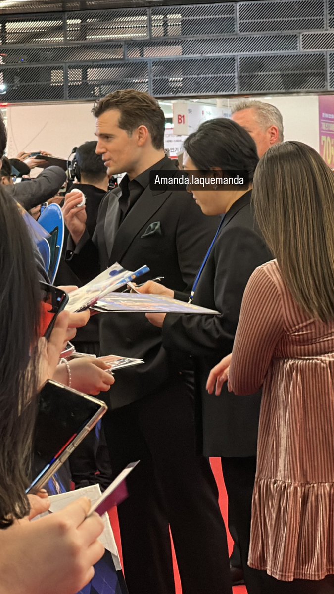 amanda_laqmanda's tweet photo. No puedo creer que pude ver a Henry en persona! 💀😍😍 Sam también muy guapo y Bryce hermosa como siempre #Argylle #HenryCavill #SamRockwell #BryceDallasHoward #아가일 C https://t.co/tDi8AULrNJ