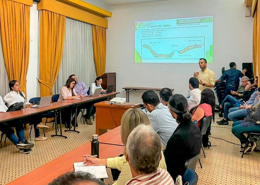 #UISEnMedios Con el fin de cumplir con los plazos establecidos en 13 proyectos de infraestructura que se adelantan en Santander, la Gobernación tendrá el apoyo de la UIS para incrementar la supervisión de estos. Conoce más en esta noticia de Blu Radio.  👇
acortar.link/6FIuqj