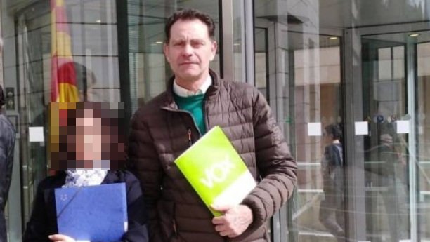Hoy, los ultraderechistas de VOX votan en contra de eliminar el término "disminuidos" de la Constitución. Este es José Antonio Ortiz y era líder de VOX en Lleida. Fue condenado a 14 años de prisión por abuso sexual a personas con discapacidad a las que ofrecía 5€ por felación.