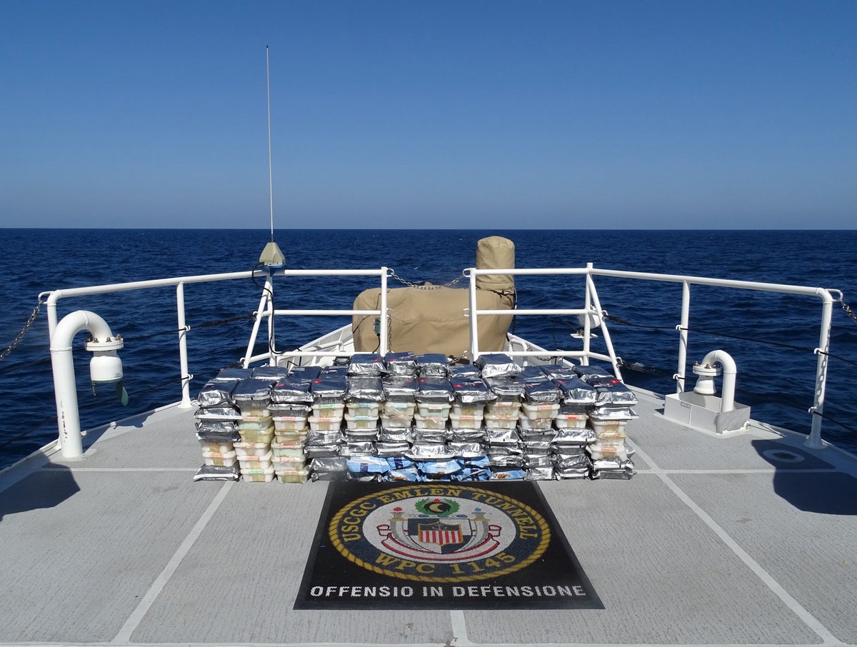 A 🇺🇸 U.S. Coast Guard cutter operating under the 🇫🇷 French-led Combined Task Force 150 of the Combined Maritime Forces seized about $8.1 million worth of illegal drugs from a vessel in the Arabian Sea, Jan. 16. Read more ⬇️ combinedmaritimeforces.com/2024/01/18/ill… #ReadyTogether