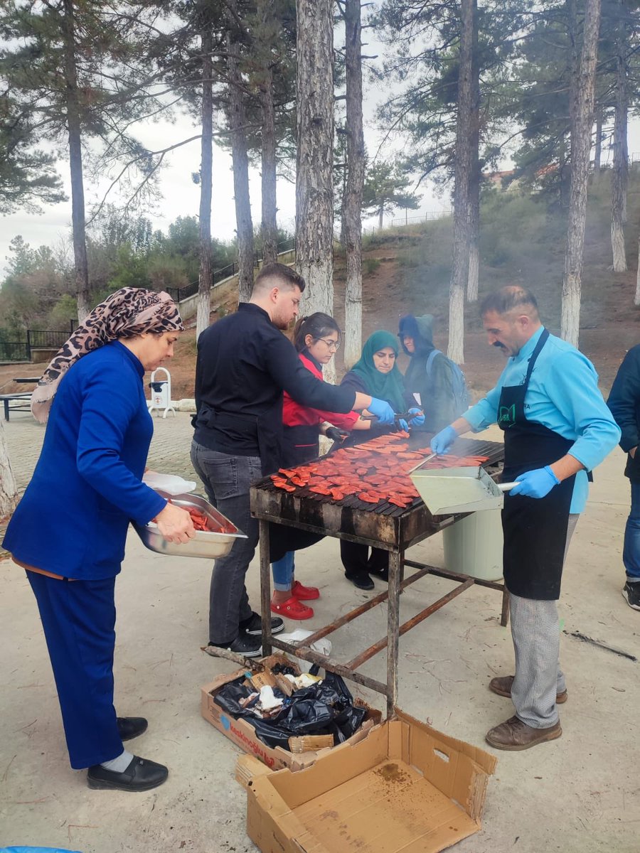 AnadoluSipar's tweet photo. MUSTAFA ŞİPAR ANADOLU LİSESİ DÖNEM SONU SOSYAL ETKİNLİKLER KAPSAMINDA TÜM ÖĞRENCİLERİMİZE TAŞ MANGALDA SUCUK EKMEK ZİYAFETİ VERDİK. https://t.co/wqCtYuz5zw