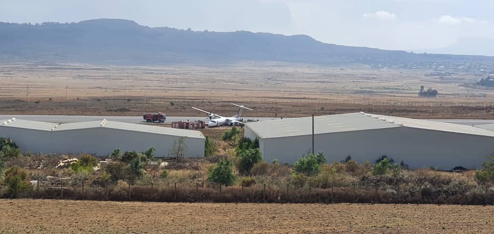 JacdecNew's tweet image. Ethiopian Airlines DHC-8-400 (ET-AVS, built 2018) sustained substantial damage in a runway excursion during landing at Mekele Airport(HAMK), . The left maingear collapsed allowing the left wing and prop to strike the ground.  All passengers escaped without injury.