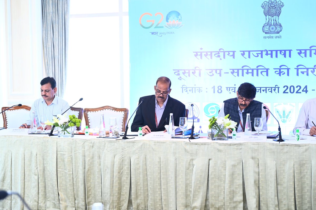 secrail's tweet photo. संसदीय राजभाषा समिति ने आज मुंबई में मुख्य कारखाना प्रबंधक कार्यालय, #SECR मोतीबाग, नागपुर के साथ निरीक्षण बैठक की।
इस दौरान समिति ने मंत्रालय एवं विभाग के वरिष्ठ अधिकारियों की उपस्थिति में हो रहे राजभाषा हिंदी के कार्यों का अवलोकन किया।
#SecondsubCommittee #AzadikaAmrutMahotsav https://t.co/yXoyfYAxT4