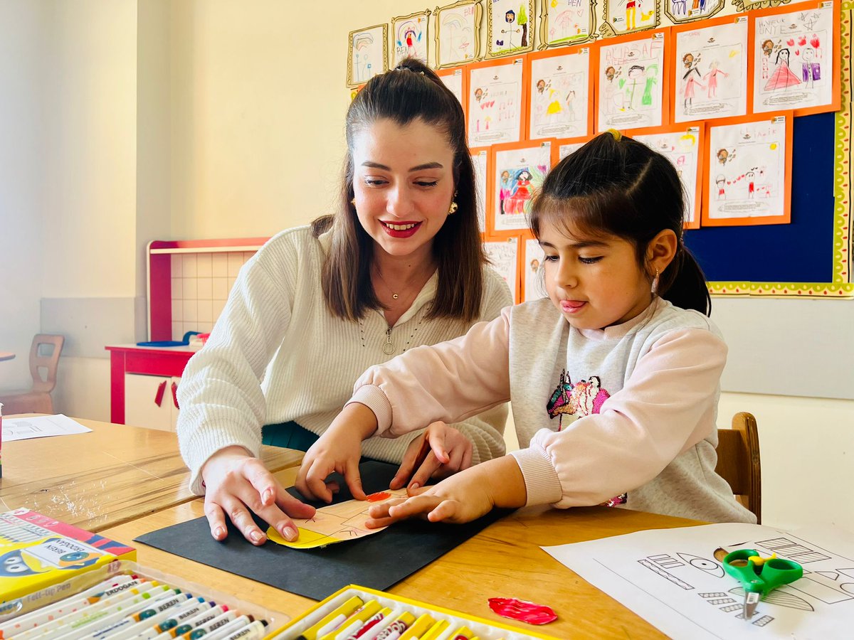 Okul öncesi 5 yaş grubu öğrencilerimiz ile Kübizm sanat akımı hakkında bilgi edinip Pablo Picasso’nun tablolarını inceledik. Ardından kartonlar kullanarak özgün Picasso portrelerimizi oluşturduk. 🎨🖌️