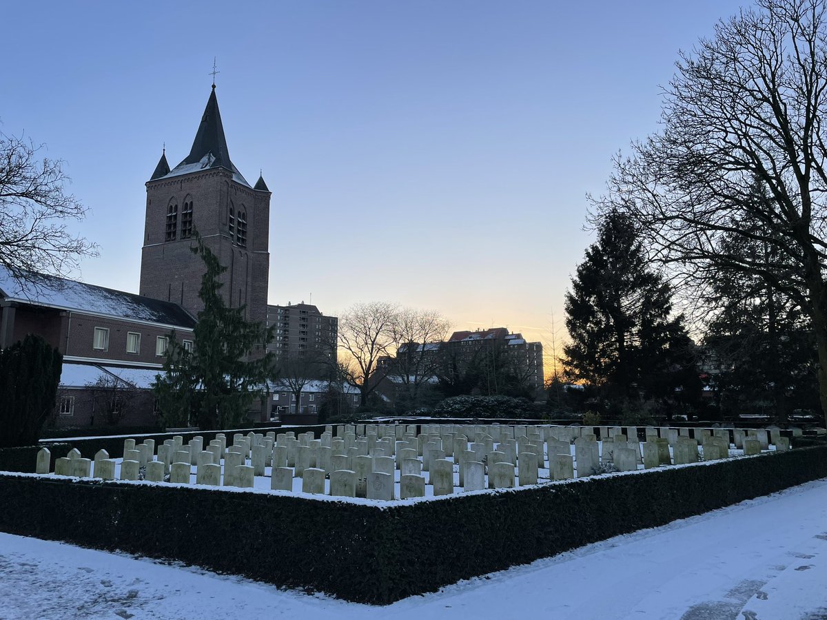 Also in #Eindhoven visited beautifully maintained Woensel Cemetery where almost 700 British & Allied servicemen rest. The majority were air crew returning from raids on Germany but also those who fell during Op. Market Garden & later. @CWGC @gem_Eindhoven @ogsnl @ukinnl 🇬🇧 🇳🇱
