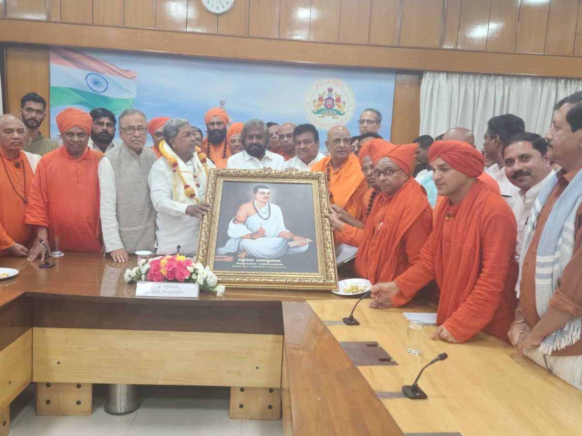 The @siddaramaiah-led- @INCKarnataka cabinet gives nod to name 12th century social reformer Basavanna as the cultural leader of #Karnataka. Several Lingayat pontiffs and political leaders had met the @siddaramaiah recently & appealed to announce Basavanna as the Karnataka's…