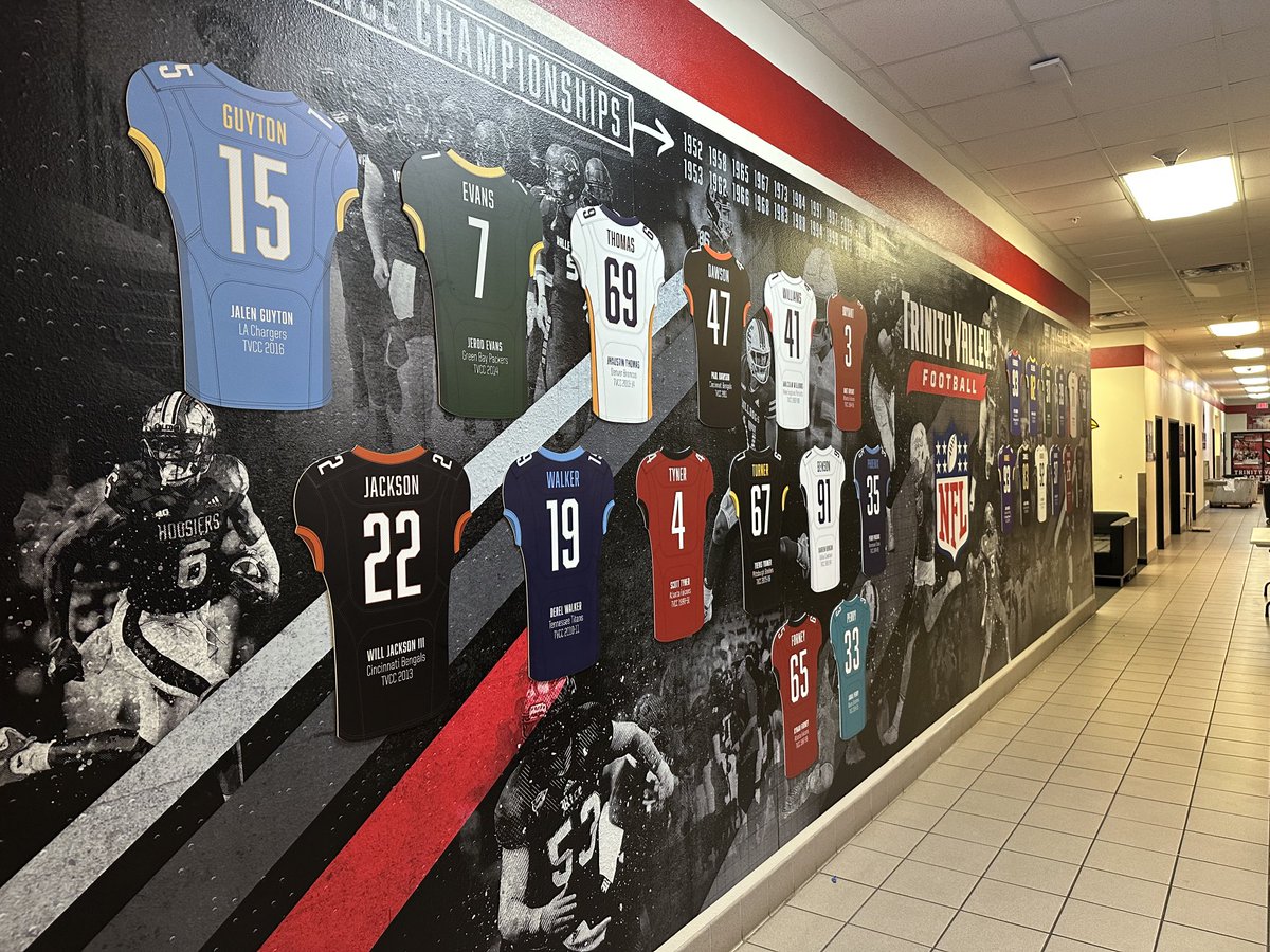 Coach_Po's tweet photo. An ordinary hallway……that leads to endless opportunities #OnlyAtTheValley https://t.co/C6yyjm7OgT