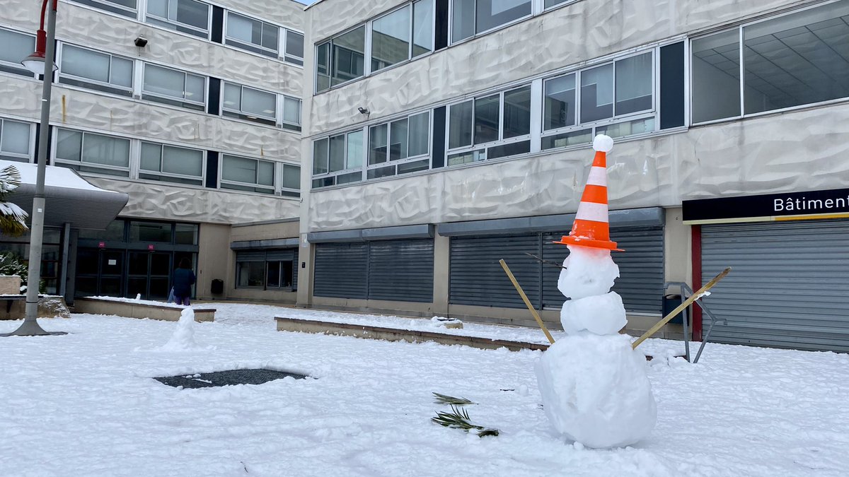 univ_lille's tweet image. ☃️ Le campus Pont-de-Bois sous la neige 🤗  #ULille