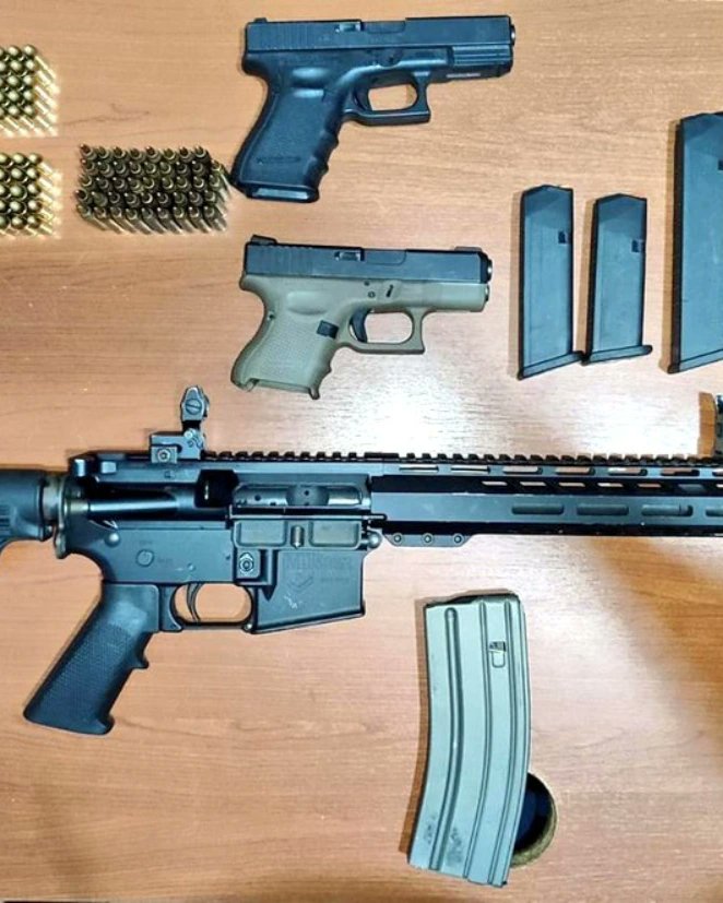 RadioMorena640's tweet photo. #ATENCION 🚨// Dos hombres fueron detenidos por el asesinato del fiscal #CesarSuarez, quien fue acribillado la tarde de este miércoles en Los Ceibos. La @PoliciaEcuador decomisó además un fusil, dos pistolas, alimentadoras y dos vehículos. 

#Urgente #Nacionales #Radio #Ecuador https://t.co/Vzwu3g01G0