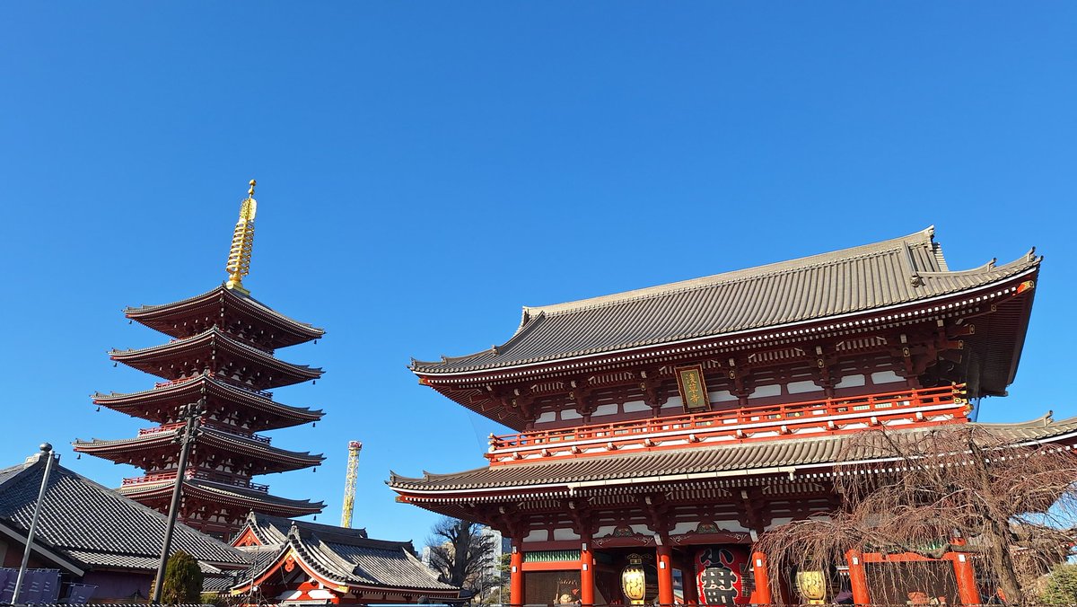 keroponi's tweet photo. 仕事で浅草へ。久しぶりに浅草寺へお参り。平日の水曜日なのに大混雑😧 https://t.co/xFeWQTMf0I