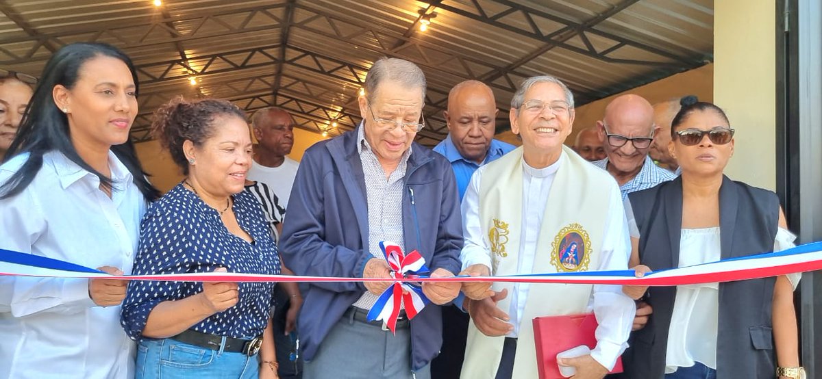 AlcaldiaSFMrd's tweet photo. Alcalde SFM Siquio Ng entrega centro comunal https://t.co/62Qb2899SO https://t.co/5X0cMqryC7