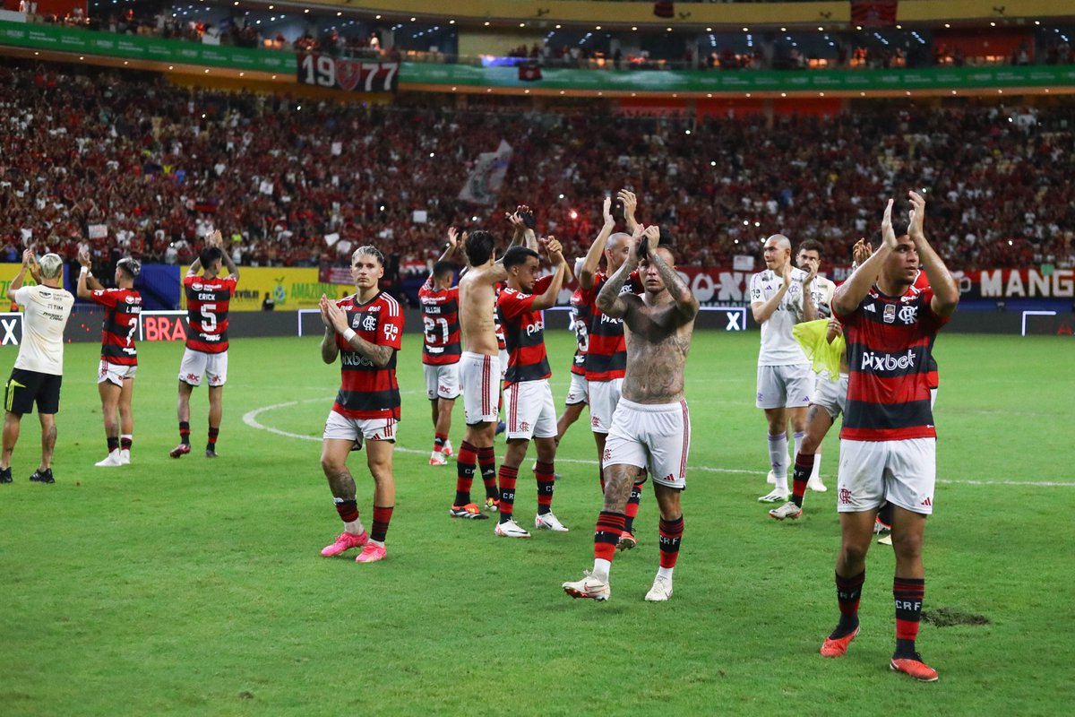 Flamengo's tweet photo. Obrigado, Manaus! Obrigado, MAIOR TORCIDA DO MUNDO! Que energia especial! ❤🖤

📸 Gilvan de Souza / CRF
#VamosFlamengo #CRF https://t.co/mLsrNEQX7O