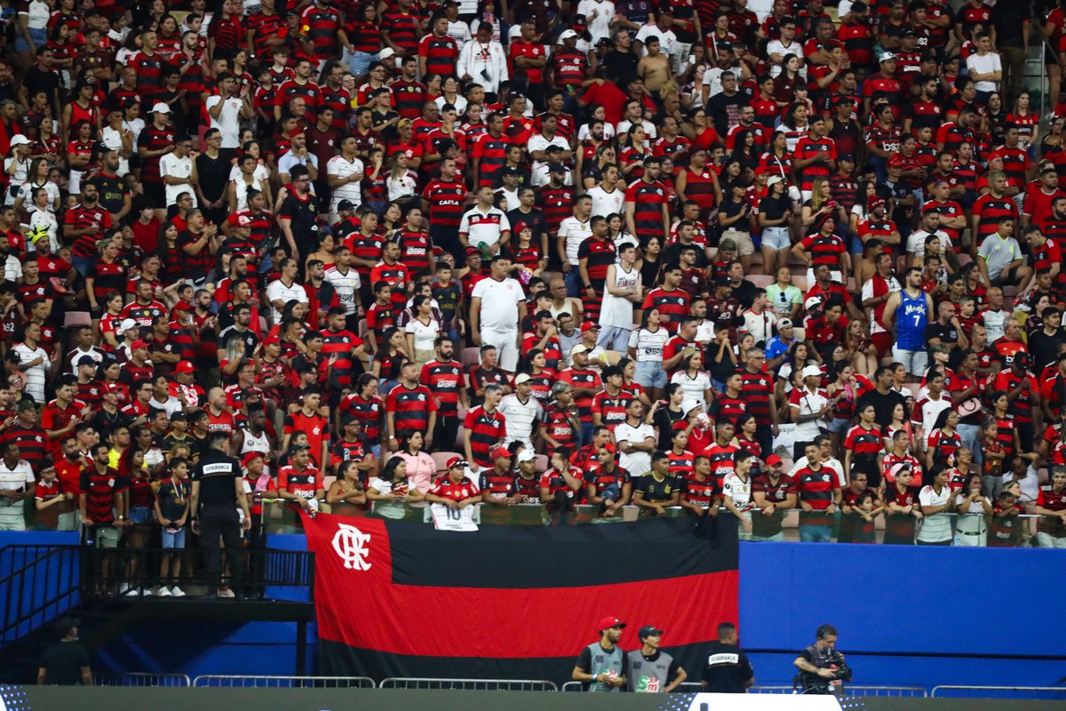 Flamengo's tweet photo. Obrigado, Manaus! Obrigado, MAIOR TORCIDA DO MUNDO! Que energia especial! ❤🖤

📸 Gilvan de Souza / CRF
#VamosFlamengo #CRF https://t.co/mLsrNEQX7O