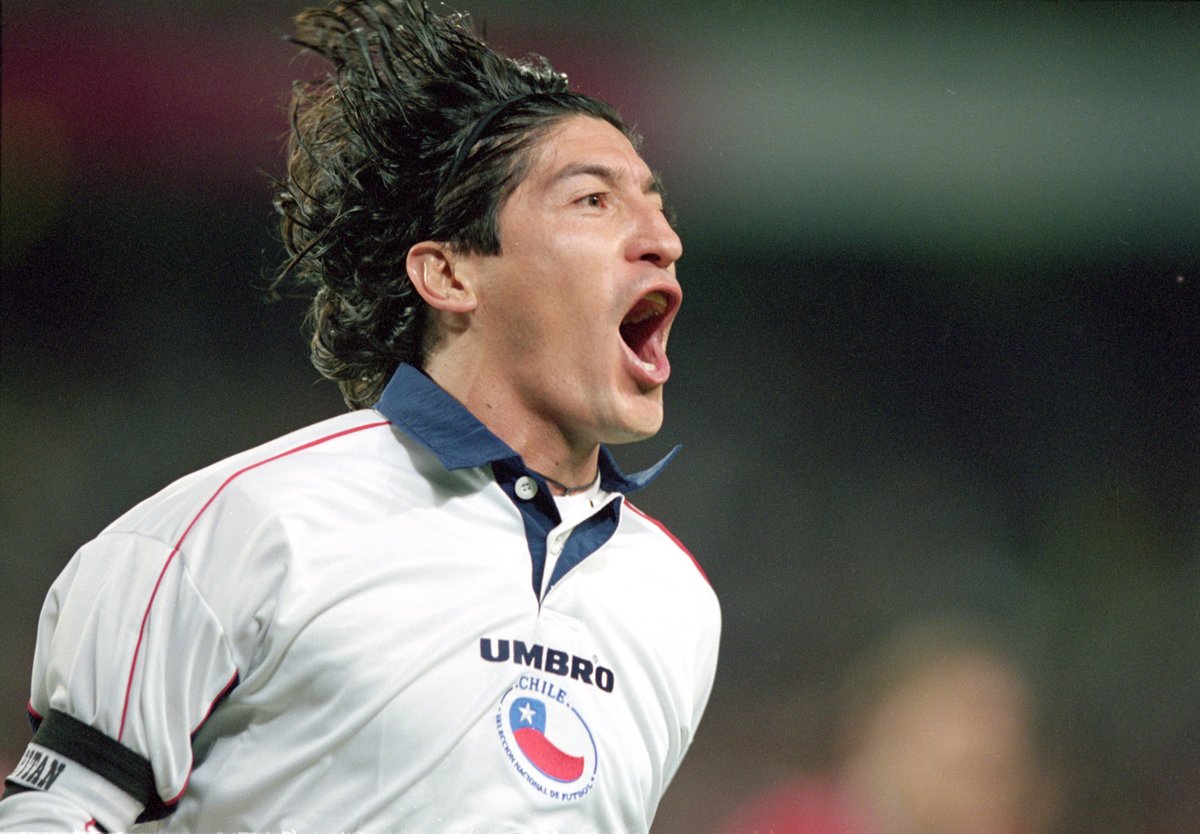 Dueño de casi todos los secretos del área. Más de 100 gritos en Real Madrid. Medalla de bronce 🥉con Chile en Sídney 2000. Títulos con la Casa Blanca, Inter, Cobresal y América. BAM BAM, GOL. Iván Zamorano 🇨🇱 cumple 57 años.