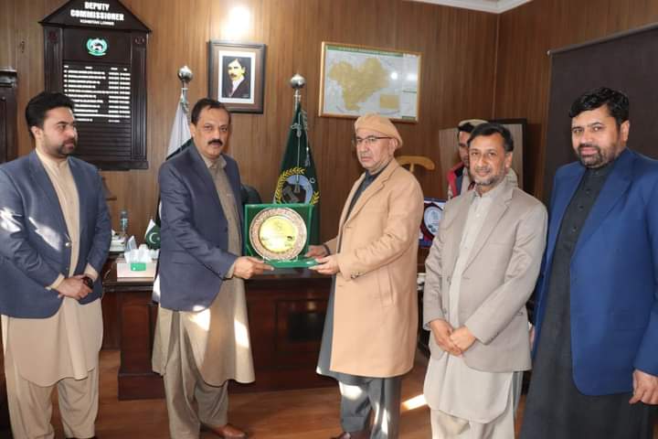 DCLowerKohistan's tweet photo. کمشنر ہزارہ ڈویژن جناب سید ظہیر الاسلام صاحب نے ضلع کوہستان لوئر کا آج دورہ کیا۔ ضلع کوہستان لوئر اور کولئی پالس کے محکموں کے سربراہان کے ساتھ میٹنگ منعقد کی اور ان کو عوام کی خدمت یقینی بنانے کی ہدایات جاری کی۔
اس موقع پرسکولوں کے مستحق بچوں میں ونٹر کٹس بھی تقسیم کئے https://t.co/J0w0Bjy97d