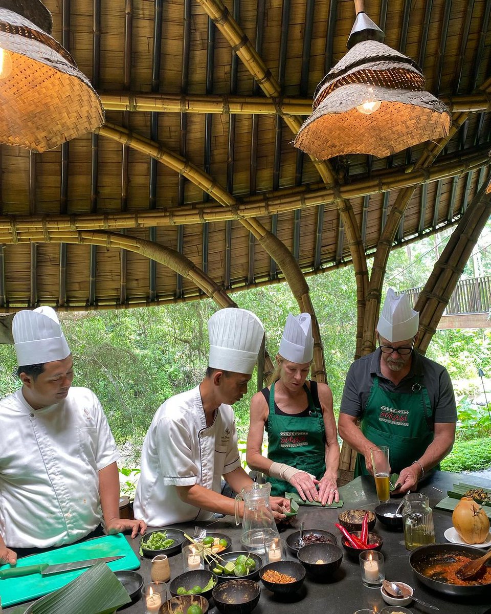 FSBali's tweet image. Cooking on holiday? Why not! @jenniferwaitte stirred, wrapped, and seasoned her very own Balinese lunch at Sokasi Cooking School. #experienceFS #UbudBali #CookingClass