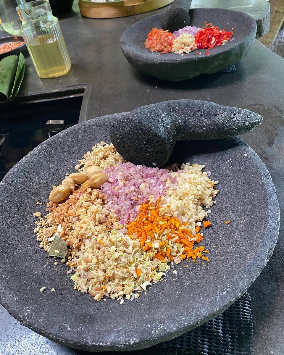 FSBali's tweet image. Cooking on holiday? Why not! @jenniferwaitte stirred, wrapped, and seasoned her very own Balinese lunch at Sokasi Cooking School. #experienceFS #UbudBali #CookingClass