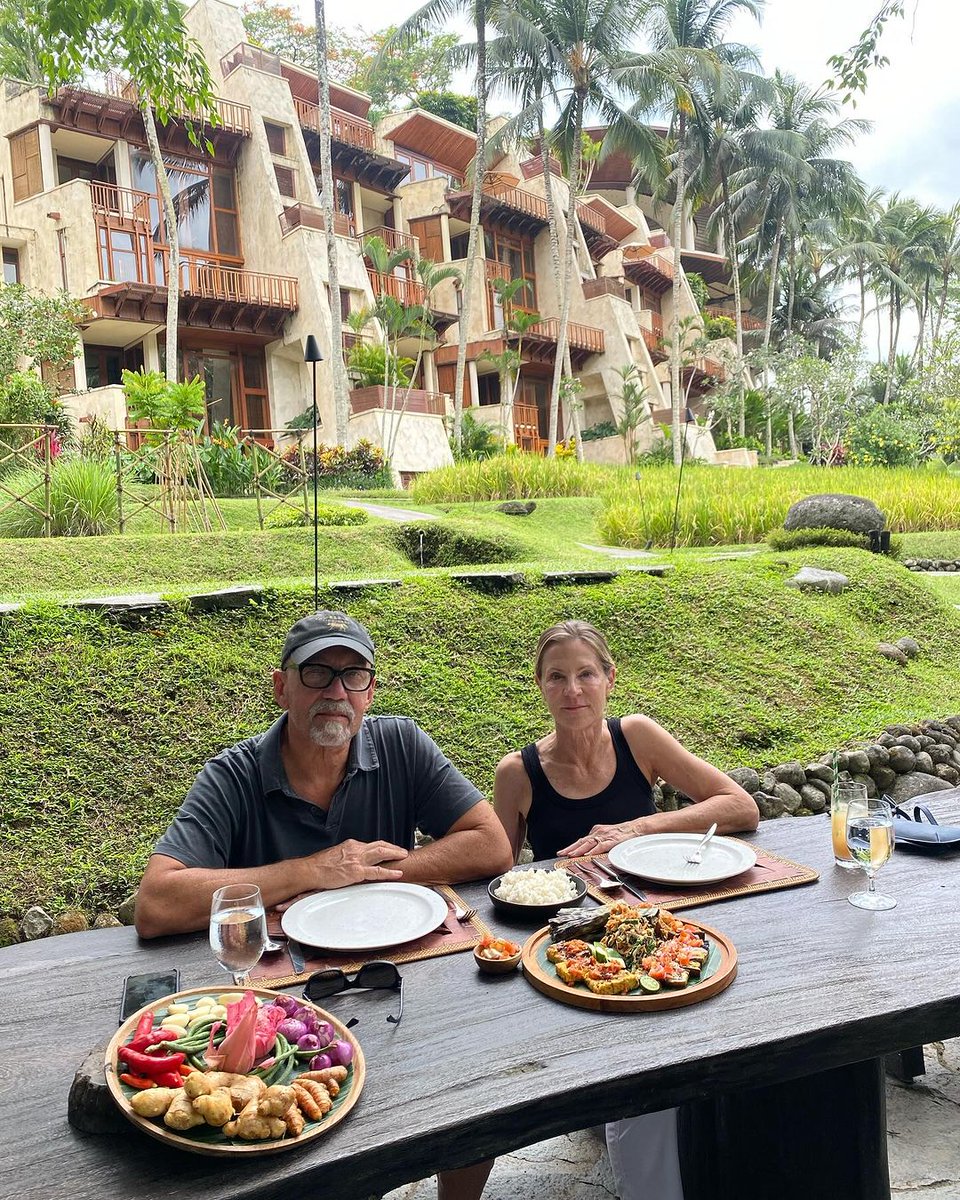 FSBali's tweet image. Cooking on holiday? Why not! @jenniferwaitte stirred, wrapped, and seasoned her very own Balinese lunch at Sokasi Cooking School. #experienceFS #UbudBali #CookingClass
