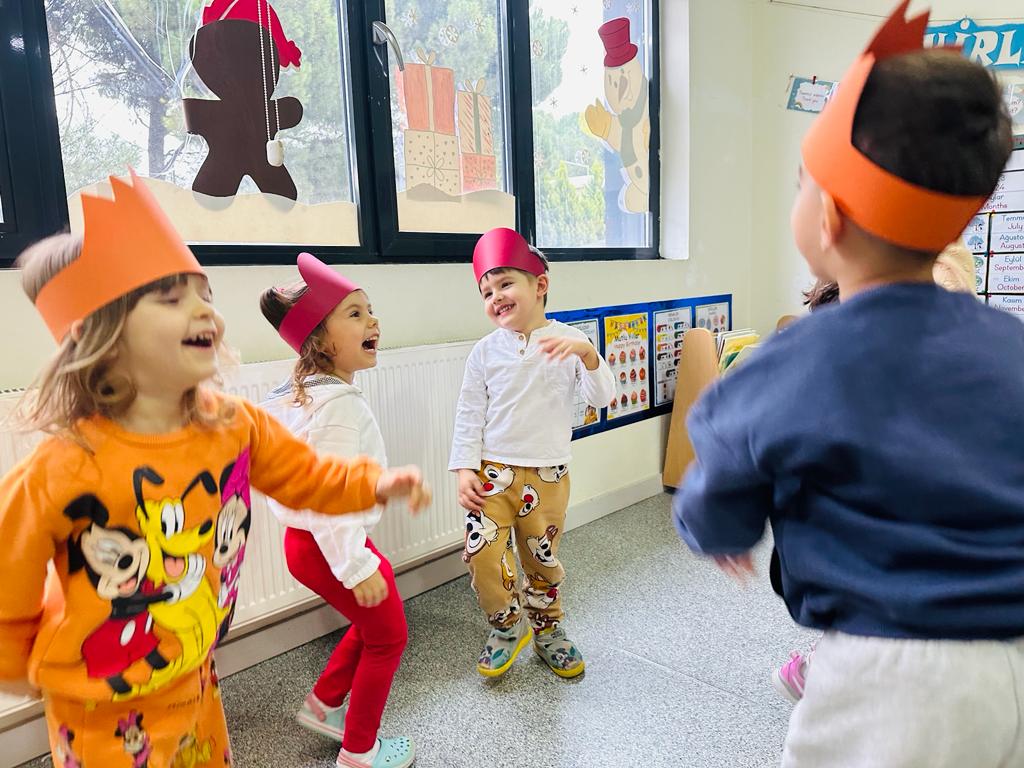 Okul öncesi 4 yaş öğrencilerimiz ile birinci dönemin son haftasını “Renk Değiştirme Oyunu” ile tamamladık.🥳 oyunumuzda hem renkleri pekiştirdik hem de bolca eğlendik.💃🏼❤️💙💛💚💜