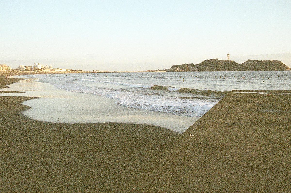 inao_toshiaki's tweet photo. WAIKIKI PHOTOGRAPH
light color , enoshima japan
#enoshima 
#江ノ島 
#lightcolor
#浅い色 
#japan 
#sunset 
#sunsetphotography 
#sunsetlover 
#magictime 
#streetphotography 
#photography 
#filmphotography 
#filmcamera 
#leica 
#leicam5 
#ライカ 
#ライカm5 
#waikiki_inc_photograph https://t.co/TvER67eVSo