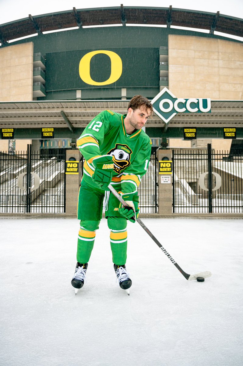 UOHockey tweet picture