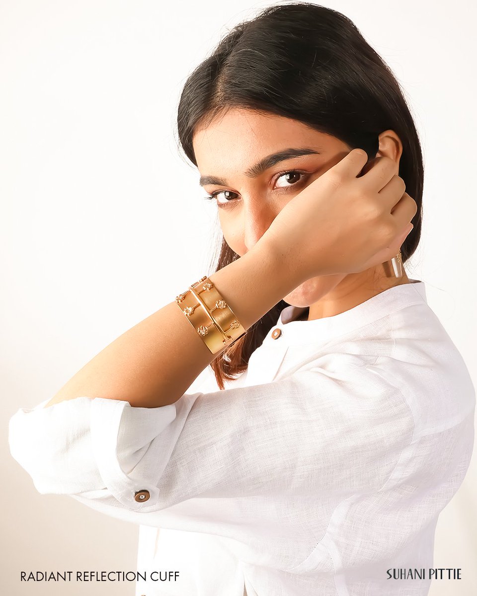 SuhaniPittie's tweet image. In 22K gold-plating, 92.5 silver plating, detailed embellishments and a craft that can tell many stories.

✨Suhani Pittie Hyderabad! 
bit.ly/3O6TUga

#SuhaniPittie #Handcuffs #Cuffbracelets #Bangles #Cuffbangles #Armour #Hyderabad #Jewelry #GoldJewelry #AbstractJewelry