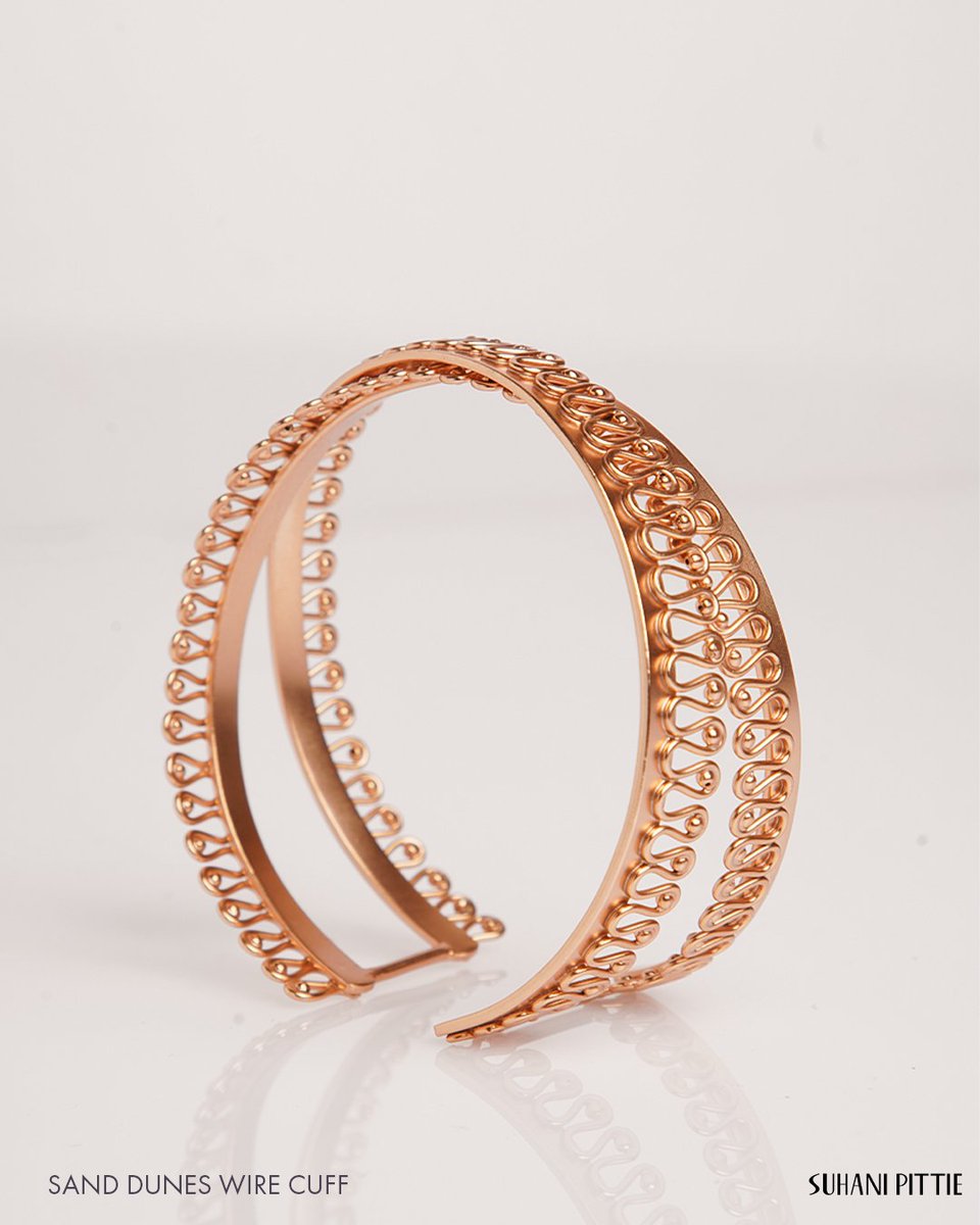 SuhaniPittie's tweet image. In 22K gold-plating, 92.5 silver plating, detailed embellishments and a craft that can tell many stories.

✨Suhani Pittie Hyderabad! 
bit.ly/3O6TUga

#SuhaniPittie #Handcuffs #Cuffbracelets #Bangles #Cuffbangles #Armour #Hyderabad #Jewelry #GoldJewelry #AbstractJewelry