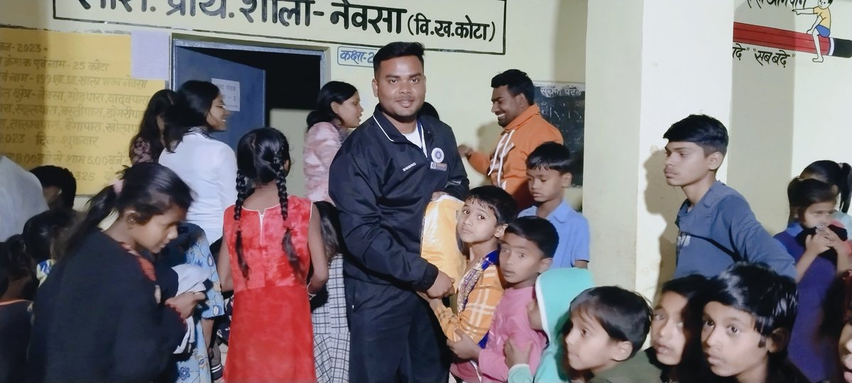 lokeshogare4's tweet photo. सी. एम दुबे स्नात. महाविद्यालय बिलासपुर के स्वयंसेवक द्वारा गोद ग्राम (नेवासा) के जरूरत मन बच्चों को नए कपड़े बांटे गये और उनको स्वच्छ कपड़े पहनें और इस्तेमाल करने का शिक्षा दिया। @_NSSIndia @AwanishSharan @SantoshSinghIPS @NSSRDBhopal @nssabvuCG @NssChhattisgarh @UNICEFIndia https://t.co/WCEjQ23pXD