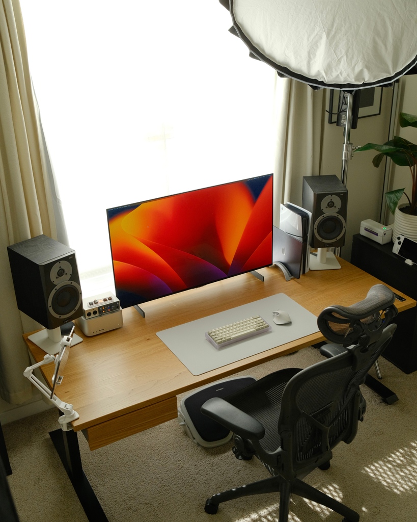 sampakpak's tweet photo. Current Desk Setup Vibes 🫡

Currently packing up the office to get ready for the move next month so I tried to minimize what were my necessities on my desk so I’m not rushing to pack

Can’t wait to show you guys the new space and home. 

#desksetup #setupinspo #officeinspo https://t.co/uacmluM6j9