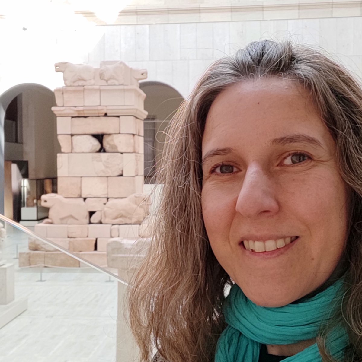 ¡Feliz día de los selfies en los museos! 🥳🎉

Sí, sí, lo sabemos, hay muchos más "día de.." que días en el año, pero es que este nos gusta especialmente, porque nos encantan los museos, ¡y nos va el postureo arqueológico! 😂