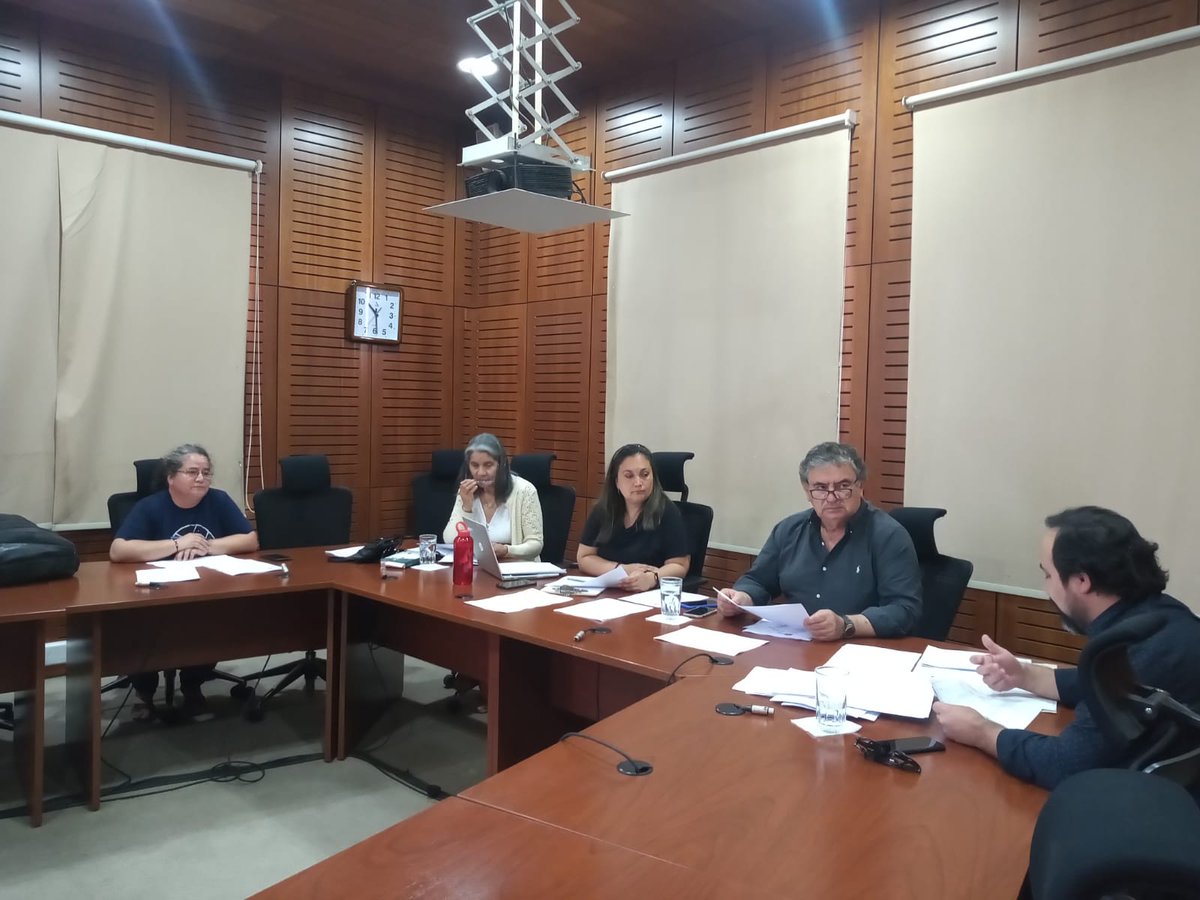 JavieraConcejal's tweet photo. En reunión de comisión de desarrollo económico del concejo municipal de #Talca, analizando las patentes de alcohol que deben ser revisadas próximamente. https://t.co/CgEJZ4xpRr