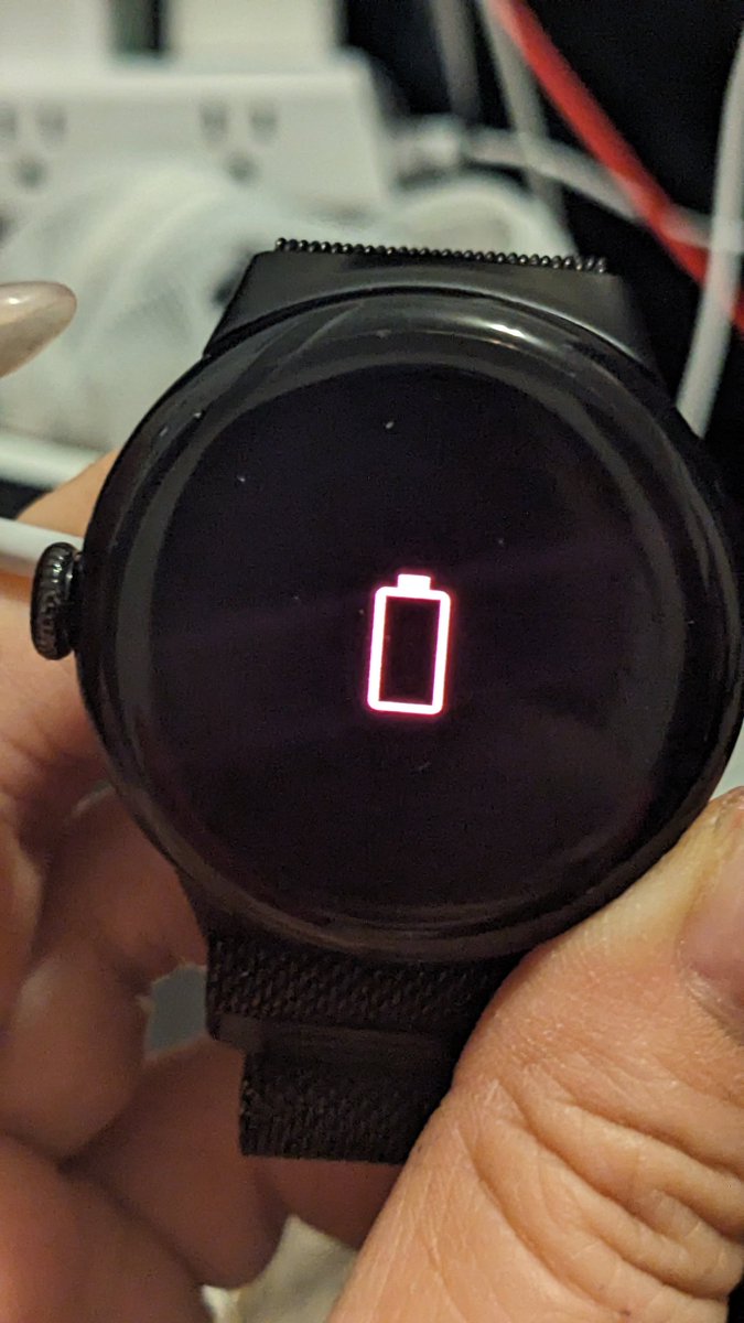 AmandaLam's tweet photo. @madebygoogle My pixel watch 2 won't charge or start up. Please help. https://t.co/ed4qh16WZm