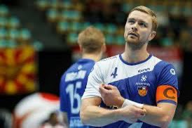 Það sem vantar hjá landsliðinu á þessu móti er fyrirliða-bandið. #EMRUV #Handbolti