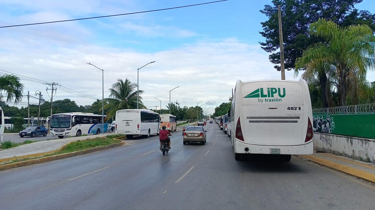 Odiig92's tweet photo. La repavimentación de la av Chacmol le sirvió a la empresa @LipuMexico su uso exclusivo de estacionamiento frente a sus oficinas siempre y en cualquier horario se estacionan sobre la avenida y en el retorno que es lugar prohibido @VigiaCiudadano7 @VivoEnCancun @TransitoBJ https://t.co/BPGECHpNwQ