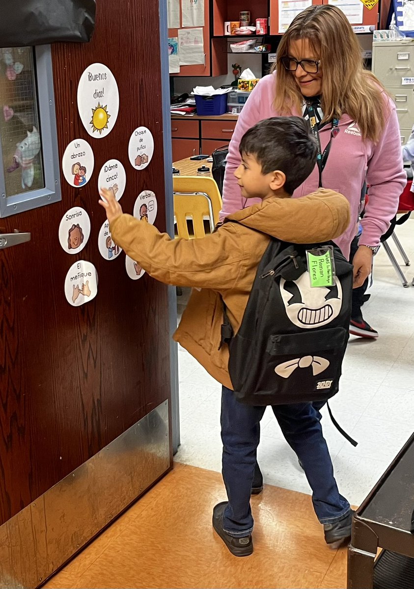 OakCrestStinger's tweet photo. Starting our Thursday with a warm welcome!! @ECISDtweets https://t.co/8Zuna1aiCC
